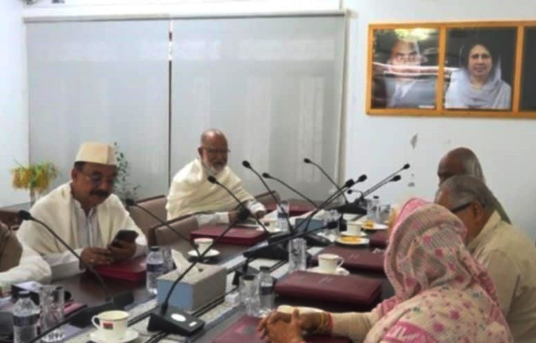 দেশের চলমান পরিস্থিতি নিয়ে জরুরি বৈঠক করেছে বিএনপির স্থায়ী কমিটি। দলটির ভারপ্রাপ্ত চেয়াম্যান তারেক রহমানের সভাপতিত্বে শুক্রবার বেলা সাড়ে ১১টায় শুরু হয় এই বৈঠক। শেষ হয় দুপুর ১টায়। বৈঠকে অংশ নেওয়া সবাই গুলশান কার্যালয়ে বসেন এবং তারেক রহমান লন্ডন থেকে ভার্চুয়ালি যুক্ত হন। ছবি: জাগো নিউজ