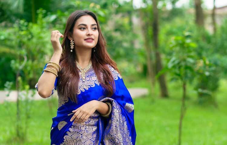 নীল শাড়ি, খোলা চুল আর হালকা সাজে দারুণ লাগছে তাকে।