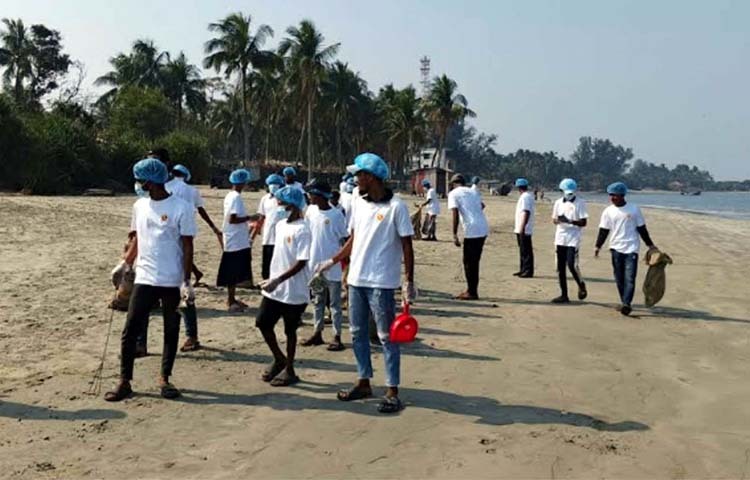 পরিবেশ, বন ও জলবায়ু পরিবর্তন মন্ত্রণালয়ের উদ্যোগে আজ পরিবেশগত সংকটাপন্ন সেন্টমার্টিন দ্বীপে প্রতিবেশ ও জীববৈচিত্র্য রক্ষায় ২০০ জন স্থানীয় স্বেচ্ছাসেবকের অংশগ্রহণে পরিচ্ছন্নতা অভিযান শুরু হয়েছে। ছবি: পিআইডি