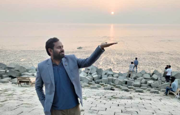 অনেকে সূর্যাস্ত যাওয়ার দৃশ্য ক্যামেরায় ধারণ করছেন।