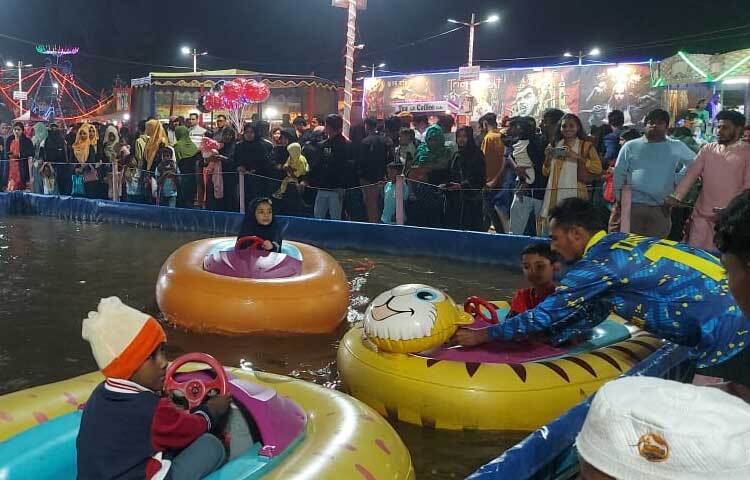 কেউবা ঘোড়ায়, বিচ বাইক ও জেড স্কিতে চড়ছেন। কেউ তুলছেন ছবি। আবার কেউ পরিজন নিয়ে কিটকট চেয়ারে বসে উপভোগ করছেন ঢেউয়ের গর্জন।