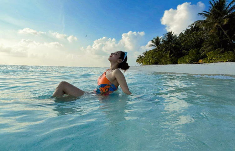 সমুদ্রের সঙ্গে একান্ত সময় কাটাতে ব্যস্ত নায়িকা।