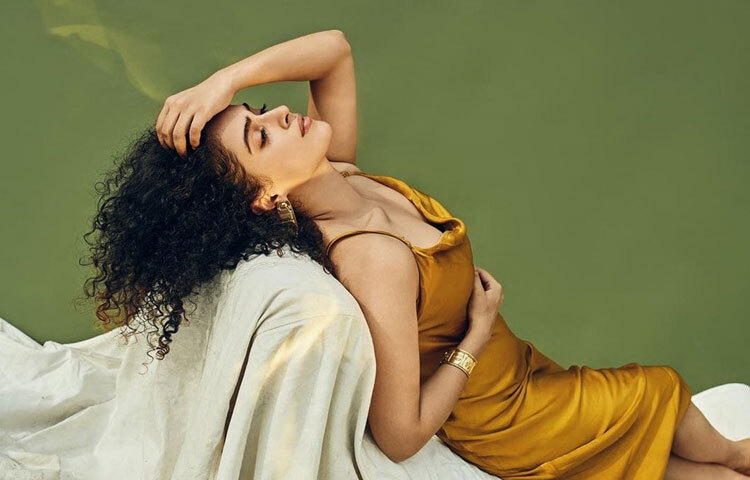 রাস্ট স্যাটিন স্পেগ্যাটি স্ট্রেপ ড্রেসের সঙ্গে হালকা সাজে অপরূপ নায়িকা।