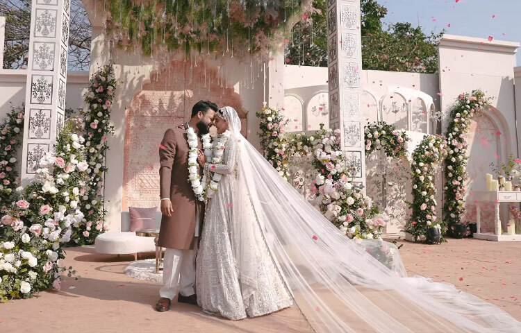 অভিনেত্রীর লেহেঙ্গার পুরোটাজুড়ে ছিল এমব্রয়ডারির নিখুঁত কাজ। ব্যবহার করা হয়েছে মুক্তাও।