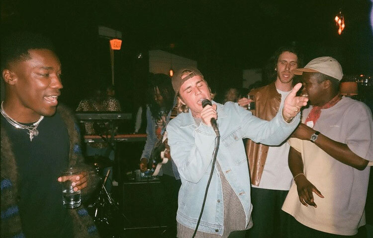 বিবারই প্রথম শিল্পী, যার প্রথম অ্যালবামের সাতটি গানই জায়গা করে নেয় বিলবোর্ড হট হান্ড্রেড তালিকায়।