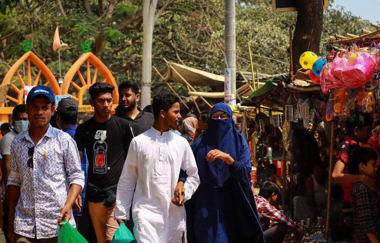 ৩৮৮.৫০ বর্গকিলোমিটারে প্রায় ৫ লাখ মানুষের বসবাস মহেশখালীতে। বাংলাদেশের প্রধান তিন ধর্মাবলম্বী মানুষের সহাবস্থানের অনন্য উদাহরণ পাহাড়ি দ্বীপ মহেশখালী।