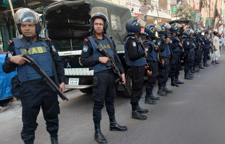 সার্বিক নিরাপত্তা নিশ্চিতে র‍্যাব, পুলিশ, সেনাবাহিনী, ডিবি, এপিবিএন ও আনসার বাহিনীর সদস্যরা দায়িত্ব পালন করেন। ছবি: জাগো নিউজ