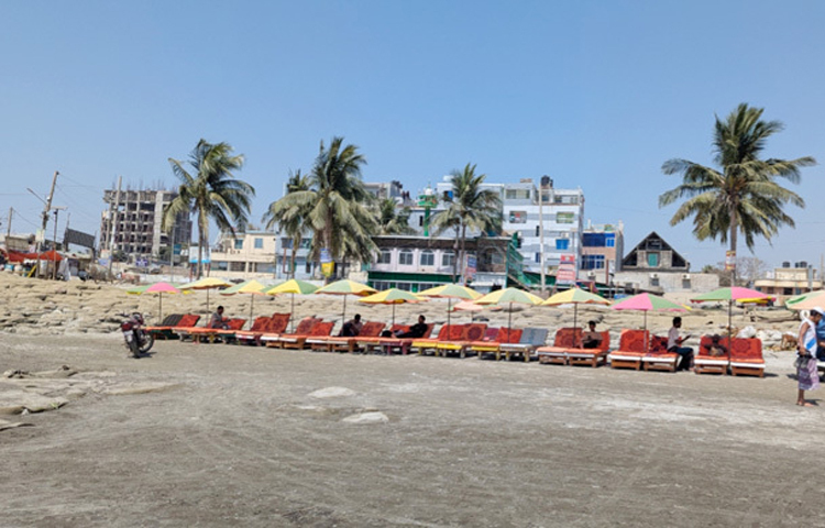 রমজানে পর্যটকশূন্য হয়ে পড়েছে কুয়াকাটা। এতে বেকার দিন কাটাচ্ছে এখানকার অন্তত ১৬ ধরনের পেশার কয়েক হাজার মানুষ। সৈকতের সবগুলো পয়েন্ট ঘুরে দেখা যায়, পর্যটকশূন্য সৈকত। ছবি: জাগো নিউজ