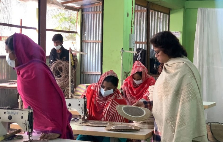 ফরিদপুর শহরের বদরপুরে প্রধান সড়কের পাশে গ্রামীণ পরিবেশে অবস্থিত এই প্রতিষ্ঠানে ২০ জন নারী শ্রমিক কাজ করছেন।