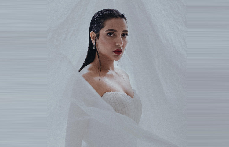 কানে ছোট সাদা পাথরের দুল, হালকা আই-মেকআপ ও টকটকে লাল ম্যাট লিপস্টিকে আবেদন ছড়াচ্ছেন এই টালিসুন্দরী।