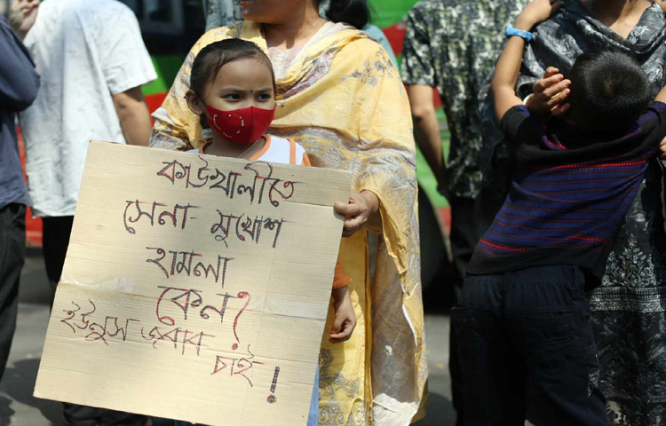 প্ল্যাকার্ড হাতে সরকার প্রধানের কাছে জবাব চাইছেন সাহসী এক মা।