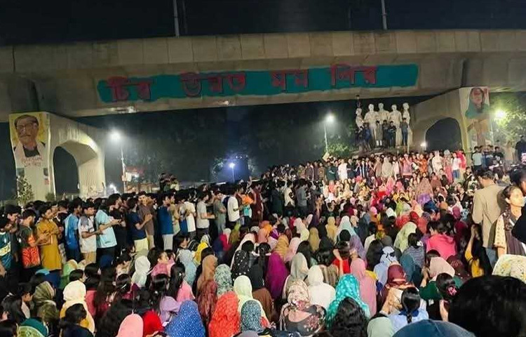 এসময়ের মধ্যে দাবি মানা না হলে ৯ মার্চ রাতে ফের রাজু ভাস্কর্যে অবস্থান নিয়ে বিক্ষোভ করবেন তারা।