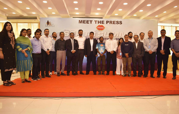 সংবাদ সম্মেলনে বাংলা মাউন্টেনিয়ারিং অ্যান্ড ট্র্যাকিং ক্লাবের (বিএমটিসি) প্রতিষ্ঠাতা ইনাম আল হক, বিএমটিসির সভাপতি ও দুইবারের এভারেস্ট জয়ী এম এ মুহিত, ইউএনডিপির হেড অব কমিউনিকেশনস মো. আব্দুল কাইয়ুম, লায়ন কল্লোল লিমিটেডের (সিস্টেমা টুথব্রাশ) বিপণন পরিচালক তন্ময় দত্তগুপ্ত, মিস্টার নুডলস- এর জেনারেল ম্যানেজার তোষণ পাল উপস্থিত ছিলেন।