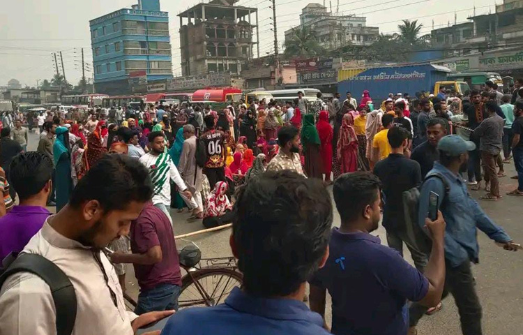 জানা যায়, টঙ্গীর হোসেন মার্কেট এলাকায় বিএইচআইএস অ্যাপারেলস লিমিটেড কারখানা শ্রমিকদের ফেব্রুয়ারি মাসের বেতন ৯ মার্চ দেওয়ার কথা ছিল। বেতন না দেওয়ায় সোমবার সকাল থেকে কাজ বন্ধ করে কারখানার ভেতরেই অবস্থান করে বিক্ষোভ করেন তারা। পরে বিকেলে শ্রমিকরা বাড়ি ফিরে যান।