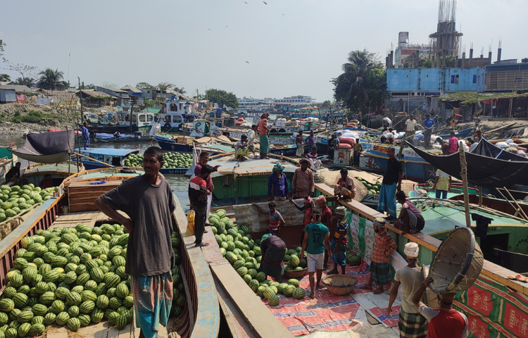 রোজায় আগাম তরমুজের যেমন চাহিদা, তেমন দরও চড়া। তবু থেমে নেই বেচাকেনা।