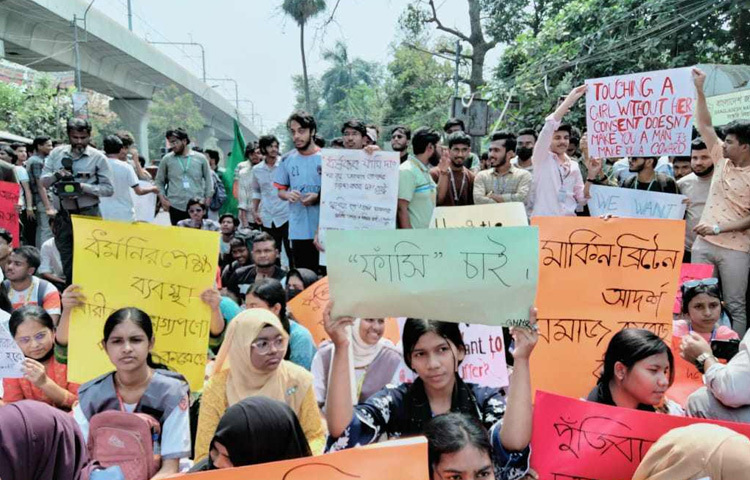 তারা ‘আমার সোনার বাংলায়, ধর্ষকদের ঠাঁই নাই’, ‘তুমি কে, আমি কে, আছিয়া আছিয়া’, ‘জাস্টিস জাস্টিস, উই ওয়ান্ট জাস্টিস’, ‘ফাঁসি ফাঁসি ফাঁসি চাই, ধর্ষকদের ফাঁসি চাই’সহ বিভিন্ন স্লোগান দিচ্ছেন।