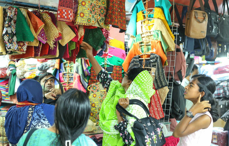 শাড়ির সাথে ম্যাচিং ব্লাউজ কিনতে অনেকেই ভিড় করছেন রেডিমেট ব্লাউজের দোকানে।