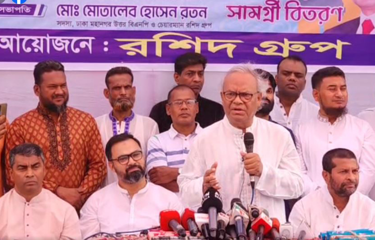 হত্যা-লুটপাটে জড়িত নয়, এমন কারও নেতৃত্বে আওয়ামী লীগের রাজনীতিতে বাধা নেই বলে মন্তব্য করেন বিএনপির জ্যেষ্ঠ যুগ্ম মহাসচিব রুহুল কবির রিজভী। আজ সকালে রাজধানীর দক্ষিণখানের ফায়দাবাদ মধ্যপাড়া হাজী শুকুর আলী মাদরাসা সংলগ্ন মাঠে দুস্থদের মধ্যে ঈদসামগ্রী বিতরণ অনুষ্ঠানে তিনি এ মন্তব্য করেন। ছবি: জাগো নিউজ