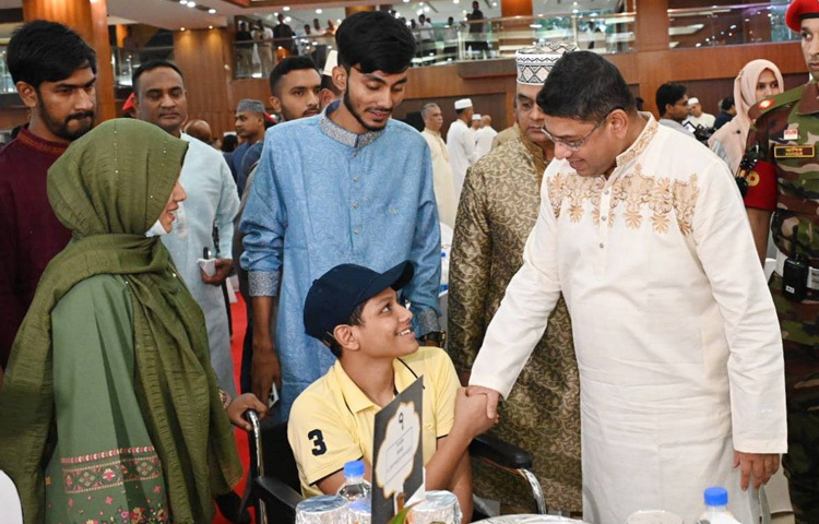 এছাড়াও, অনুষ্ঠান শেষে বাংলাদেশ সেনাবাহিনীর পক্ষ থেকে তাদের হাতে ঈদ উপহার তুলে দেওয়া হয়।