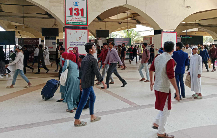 ঈদের আরও সপ্তাহখানেক বাকি থাকলেও অনেকে ঢাকায় থাকা পরিবারকে আগেই বাড়ি পাঠিয়ে দিচ্ছেন।