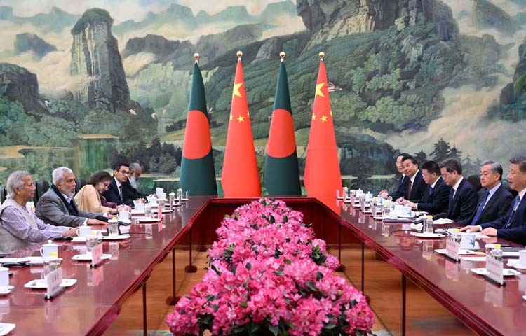 প্রধান উপদেষ্টা প্রফেসর মুহাম্মদ ইউনুস আজ বেইজিংয়ের পিপলস গ্রেট হলে চীনের প্রেসিডেন্ট শি জিনপিংয়ের সঙ্গে বৈঠক করেন। ছবি: পিআইডি