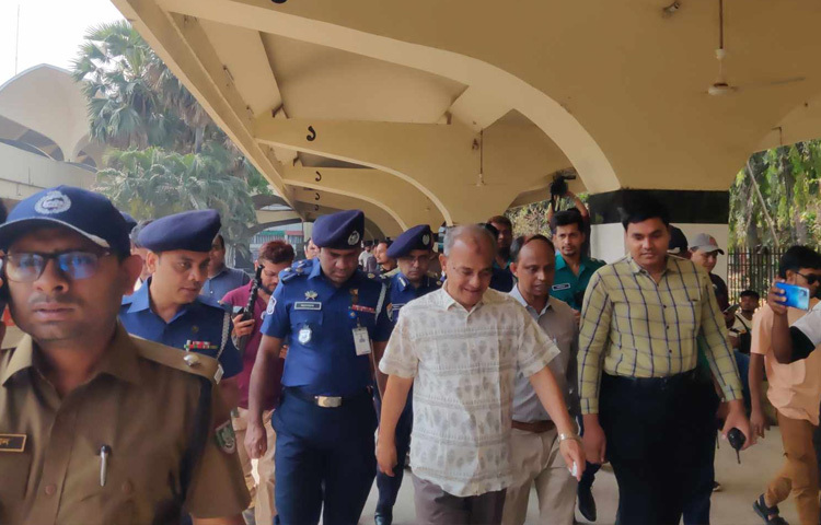 যাত্রীরা জানান, এবারের পরিস্থিতি ভালো এবং তারা স্বস্তিতে ঘরে ফিরছেন।