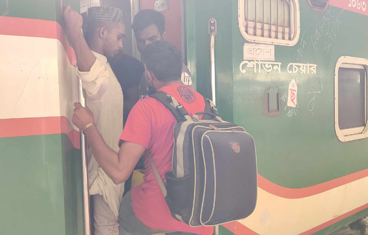 সকাল থেকে ছেড়ে যাওয়া ট্রেনগুলো হলো- ধূমকেতু, পর্যটক, পারাবত, নীলসাগর, সোনার বাংলা, তিস্তা, মহানগর প্রভাতী, মিঠাপুকুর প্রভাতী, সুন্দরবন, মহুয়া, বুড়িমারী, কর্ণফুলী, রংপুর এক্সপ্রেস ও তিতাস কমিউটার।