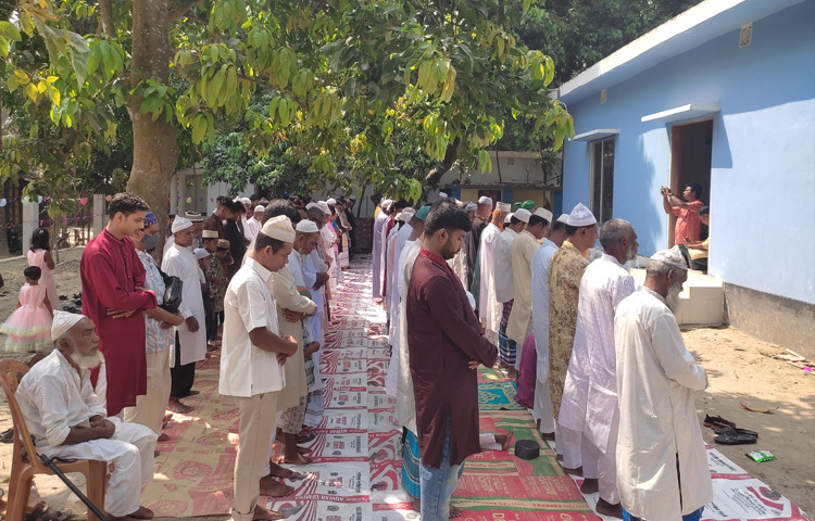 এ বিষয়ে উপজেলার মাইটকুমরা গ্রামের বাসিন্দা মো. আবুল হাসান শেখ বলেন, আমাদের গ্রামের কিছু মানুষ আজ পবিত্র ঈদ উদযাপন করেন। গ্রামের অন্য বাসিন্দারা আগামীকাল ঈদ উদযাপন করবেন।