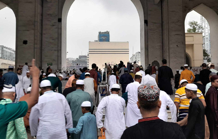 মোনাজাতের মাধ্যমে প্রথম জামাত শেষ হয় সকাল সাড়ে ৭টায়। মোনাজাতে গুনাহ মাফের জন্য মহান আল্লাহর কাছে ফরিয়াদ জানানো হয়। মুসল্লিরা অনেকেই চোখের জলে আল্লাহর ক্ষমা প্রার্থনা করেন।