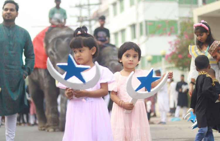 নামাজ শেষে কয়েকশ মানুষ এ মিছিলে অংশ নেন।