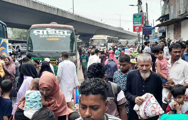 মূলত যারা ঈদে বাড়ি যেতে পারেননি, নানান জরুরি প্রয়োজনে ঢাকায় থেকে যেতে হয়েছে, কিংবা ঈদের আগে যারা ছুটি পাননি, তারা আজ বাড়ি যাচ্ছেন।
