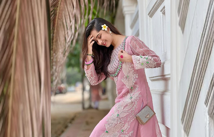 মভ সালওয়ার কামিজে নজরকাড়া অভিনেত্রী কেয়া পায়েল।