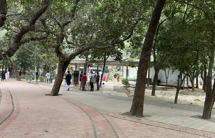 বাবা-মা বা অন্য দর্শনার্থীরা পার্কের ভেতরে নতুন জামা কাপড় পরে ঘুরাফেরা করছেন।