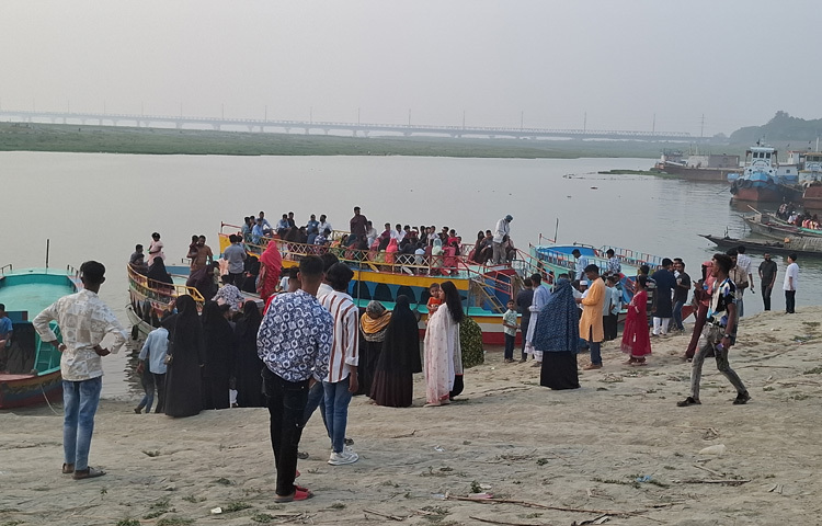 লেগুনা, মাইক্রোবাস, প্রাইভেটকার, মোটরসাইকেল, সিএনজি ও ব্যাটারিচালিত অটোরিকশাযোগে সেতু পূর্ব এলাকায় ঘোরেন তারা।