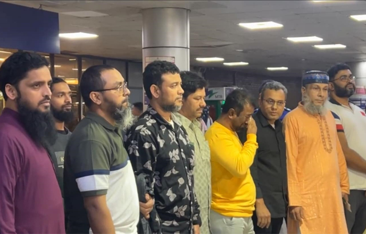 জুলাই-আগস্টে অভ্যুত্থানের সময় সৌদি আরবে গ্রেফতার হওয়া ১০ প্রবাসী দেশে ফিরেছেন। বৃহস্পতিবার দিবাগত রাত দেড়টার দিকে তাদের বহনকারী সৌদি এয়ারলাইনসের একটি ফ্লাইট হযরত শাহজালাল আন্তর্জাতিক বিমানবন্দরে অবতরণ করে। ছবি: জাগো নিউজ