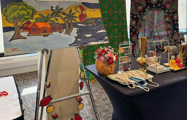 কানাডার অটোয়ায় বাংলাদেশ হাইকমিশনে গতকাল স্বাধীনতা ও জাতীয় দিবস ২০২৫ উপলক্ষে বাংলাদেশি পণ্য ও হস্তশিল্প প্রদর্শনীর আয়োজন করা হয়। ছবি: পিআইডি