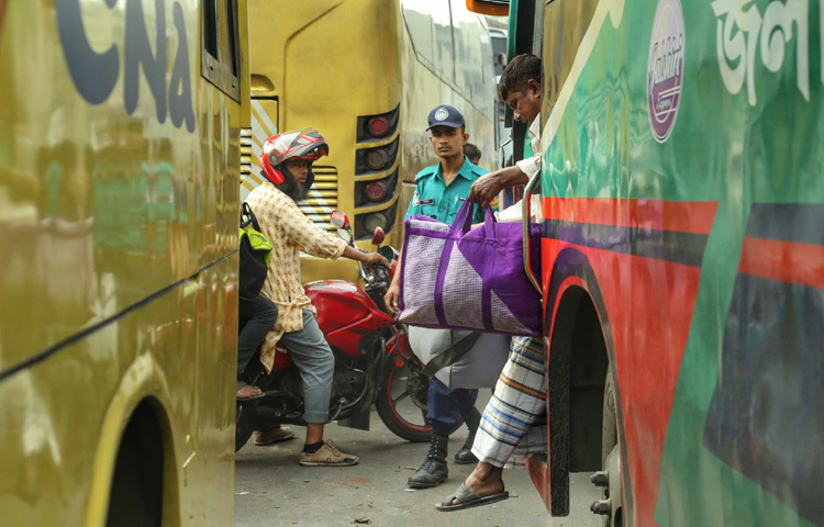 রাজধানীর বাস টার্মিনালগুলোতে ঢাকায় ফেরা যাত্রীদের ভিড় দেখা গেছে। তবে কিছু গণপরিবহনে বাড়তি ভাড়া নেওয়ার অভিযোগ যাত্রীদের।