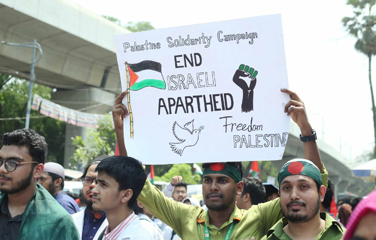 এ সময় তাদের হাতে প্রতিবাদী বিভিন্ন প্ল্যাকার্ড দেখা যায়।