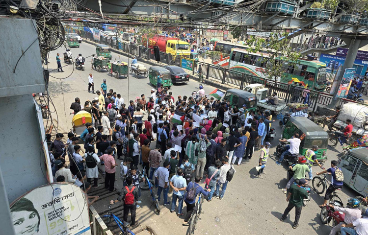 সকাল থেকে মার্কিন দূতাবাসের সামনে অবস্থান নেন সেনা সদস্যরা। তারা সেখানে মানবপ্রাচীর তৈরি করে রাখেন।