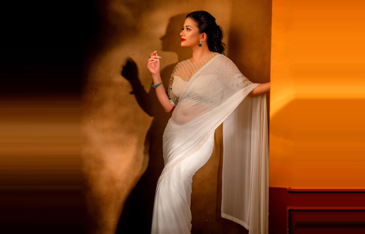 সব পোশাকে আকর্ষণীয় লাগলেও শাড়িতে একটু বেশিই আবেদনময়ী এই অভিনেত্রী।