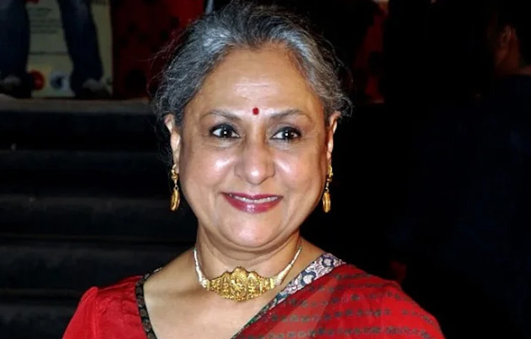 অমিতাভ বচ্চন যখন কেরিয়ার শুরু করেন, জয়া বচ্চন তত দিনে প্রতিষ্ঠিত অভিনেত্রী। ১৯৭১ সালে যখন ‘গুড্ডি’ মুক্তি পায়, তখন থেকেই অমিতাভে সঙ্গে জয়ার প্রেমের সূত্রপাত। শোনা যায়, ওই ছবির সেট থেকেই জয়ার প্রতি টান অনুভব করতে শুরু করেন বিগ বি।