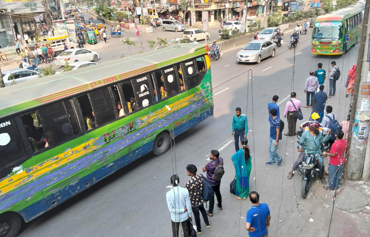 অফিসগামী মানুষ সকাল ৮টার আগে থেকেই বাস স্টপেজগুলোতে ভিড় করেন।