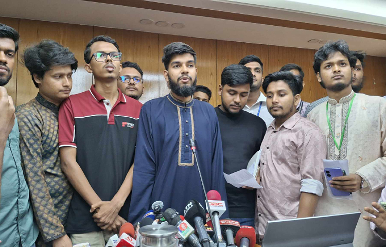 শিক্ষা মন্ত্রণালয়ের সঙ্গে আলোচনায় সন্তুষ্ট নন জানিয়ে কর্মসূচি আরও কঠোর করার ঘোষণা দিয়েছেন ছয় দফা দাবিতে আন্দোলনরত কারিগরির শিক্ষার্থীরা। ছবি: জাগো নিউজ