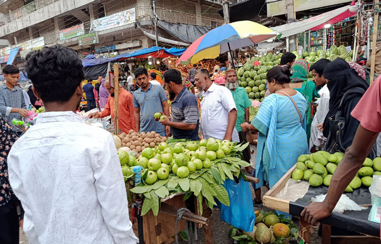 গরমে ফলের চাহিদা বাড়ে, সঙ্গে বাড়ে দামও। তীব্র গরমে এক গ্লাস ফলের জুস কে না ভালবাসে। তবে গত ২ দিন বৃষ্টি হওয়ায় কিছুটা কমেছে ফল এবং জুসের চাহিদা। ফলে দেশি ফলের দামও কিছুটা কমেছে। ছবি: জাগো নিউজ