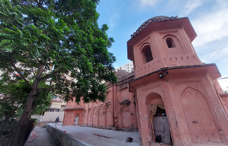 মসজিদটি ১৫ ফুট উঁচু এক প্ল্যাটফর্মের উপর নির্মিত। মসজিদের উপরে তিনটি বড় গম্বুজ এবং চার কোণায় ছোট চারটি গম্বুজ স্থাপিত, যা মসজিদটির ভারসাম্য রক্ষা করে।