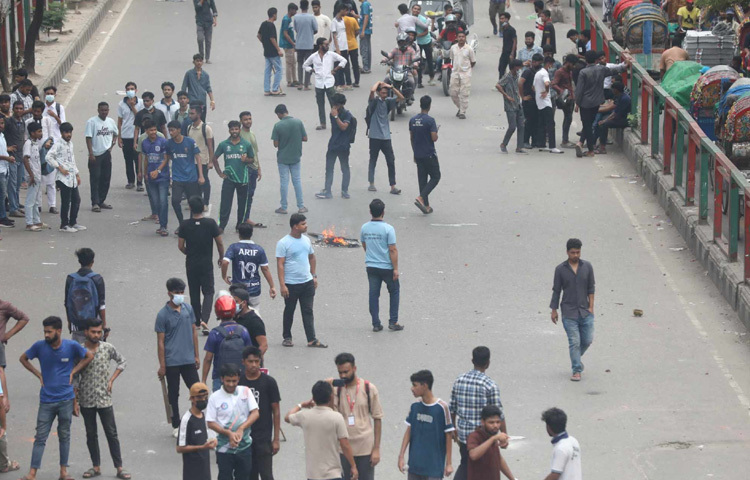 সংঘর্ষে ঢাকা কলেজের শিক্ষার্থীরা সিটি কলেজে হামলা চালিয়ে কলেজটির নামফলক খুলে নিয়ে আসে।