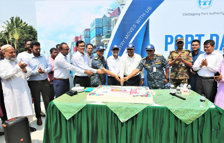 ১৩৮তম বন্দর দিবস উপলক্ষে বন্দরের সর্বস্তরের কর্মকর্তা ও কর্মচারীদের সাথে নিয়ে কেক কেটে শুভেচ্ছা জানান চট্টগ্রাম বন্দর কর্তৃপক্ষের চেয়ারম্যান রিয়ার এডমিরাল এস এম মনিরুজ্জামান, ওএসপি, এনডিসি, এনসিসি, পিএসসি। ছবি: সংগৃহীত