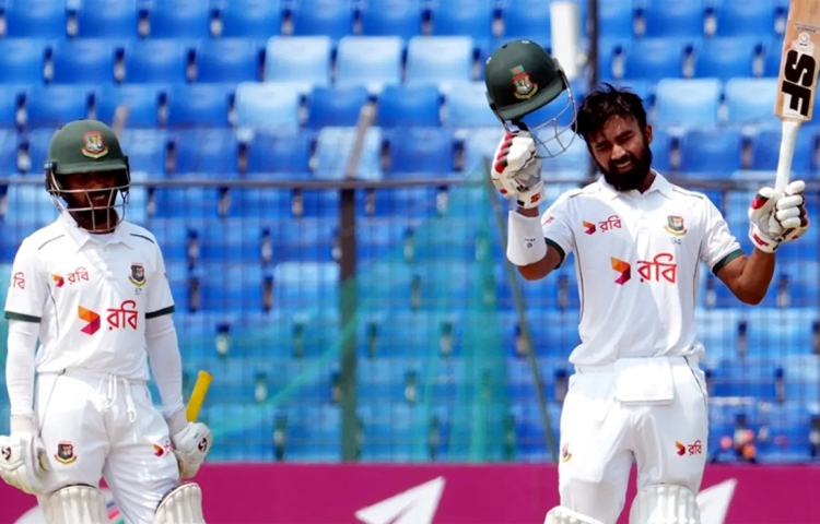 চট্টগ্রামের বীরশ্রেষ্ঠ ফ্লাইট লেফটেন্যান্ট মতিউর রহমান স্টেডিয়ামে দুই ম্যাচ সিরিজের দ্বিতীয় ও শেষ টেস্টে জিম্বাবুয়ের মুখোমুখি বাংলাদেশ। প্রথম টেস্টে হেরে যাওয়া বাংলাদেশকে এই ম্যাচে ঘুরে দাঁড়াতেই হবে। না হলে হাতছাড়া হয়ে যাবে সিরিজও! ছবি: সংগৃহীত