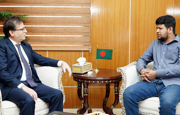 তথ্য ও সম্প্রচার উপদেষ্টা মো. মাহফুজ আলমের সাথে আজ ঢাকায় মন্ত্রণালয়ে তাঁর অফিস কক্ষে বাংলাদেশে তুরস্কের রাষ্ট্রদূত রামিস সেন সাক্ষাৎ করেন। ছবি: পিআইডি