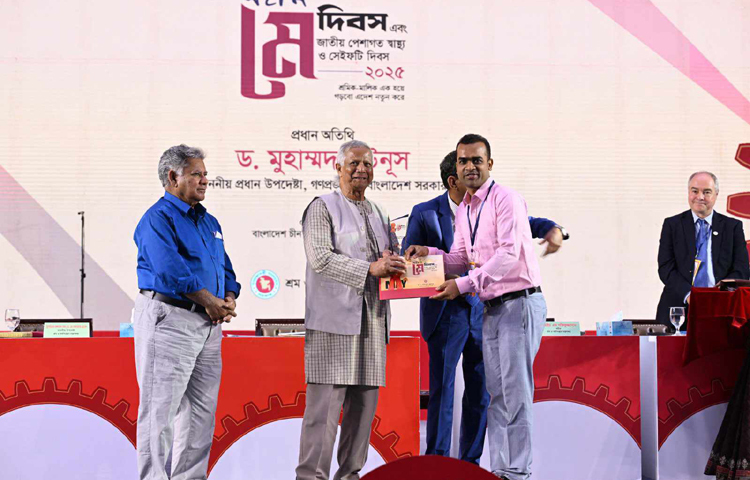 শ্রম অধিকার নিয়ে প্রতিবেদন লিখে জাগো নিউজের জ্যেষ্ঠ প্রতিবেদক ইয়াসির আরাফাত রিপন বেস্ট রিপোর্টিং অ্যাওয়ার্ড পেয়েছেন। আজ রাজধানীর চীন মৈত্রী সম্মেলন কেন্দ্রে শ্রম ও কর্মসংস্থান মন্ত্রণালয় আয়োজিত এক অনুষ্ঠানে তার হাতে পুরস্কার তুলে দেন প্রধান উপদেষ্টা ড. মুহাম্মদ ইউনূস। ছবি: সংগৃহীত